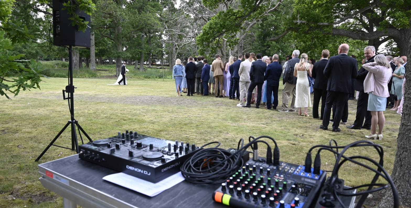 Wedding couple are arriving before the wedding ceremony